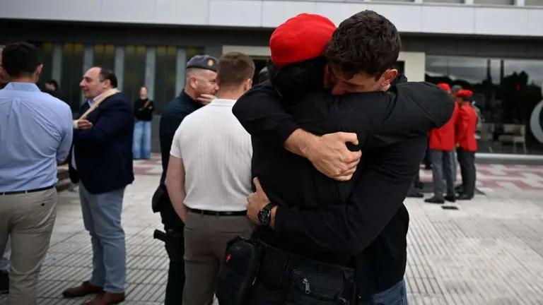 Abrazos y gestos de dolor a las puertas del Tanatorio San Alberto donde se despide a los policías forales fallecidos. PABLO LASAOSA