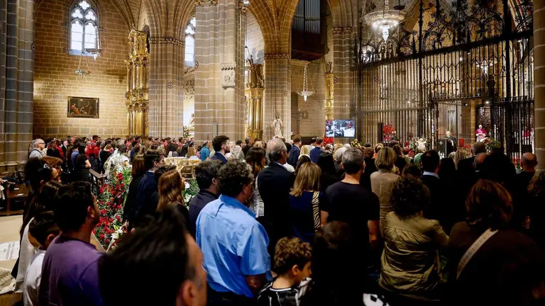 La Catedral de Pamplona ha acogido este viernes una multitudinaria y emotiva despedida a los cinco policías forales muertos en un accidente de tráfico en Elgoibar (Gipuzkoa), una tragedia que ha conmocionado a la sociedad navarra. EFE/ Villar López