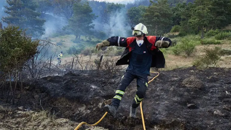 Varios bomberos tratan de extinguir el fuego en Ezcabarte. EUROPA PRESS