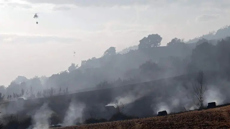 Imágenes de la extinción del incendio de Ezcabarte. EFE