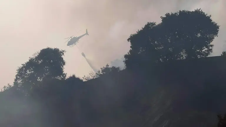 Labores de extinción del incendio de Ezcabarte. EFE