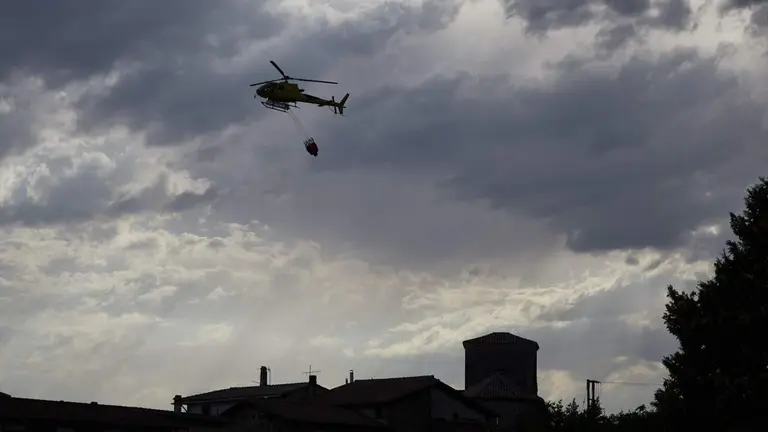 Labores aéreas de extinción del incendio. EUROPA PRESS