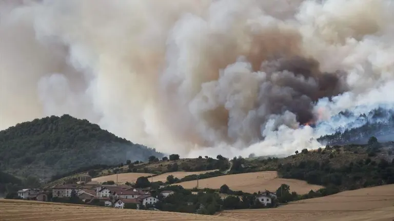 Imagen de la humareda generada por el incendio de Ezcabarte. EUROPA PRESS