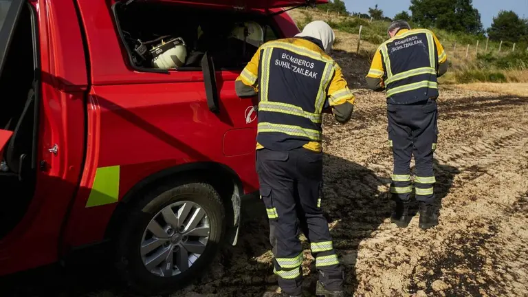 Bomberos trabajando en la extinción del incendio de Ezcabarte. EUROPA PRESS
