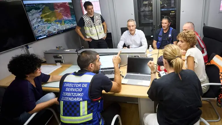 La presidenta Chivite siguiendo las labores de extinción del incendio en el puesto de mando avanzado de Unzu. GOBIERNO DE NAVARRA