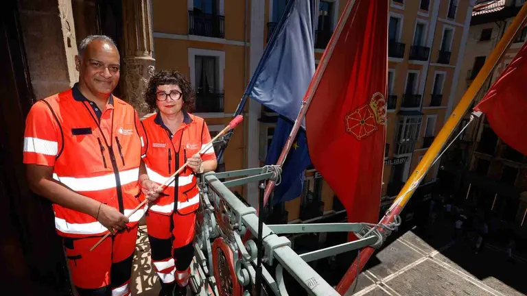 Clint Jean Louis Fernández, subdirector del servicio de urgencias y Araceli Sergio Aguilera enfermera de la UVI móvil, lanzadores del Chupinazo  de San Fermín 2026. EFE