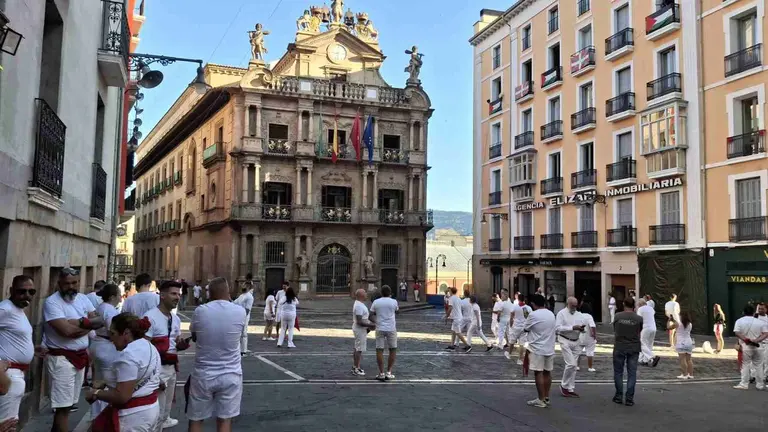 Plaza del Ayuntamiento a primera hora del seis de julio de 2026. JOSE MIGUEL MONTES