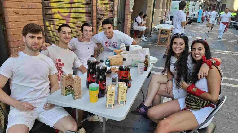 Una cuadrilla antes del almuerzo previo al Chupinazo de San Fermín 2026. JOSÉ MIGUEL MONTES