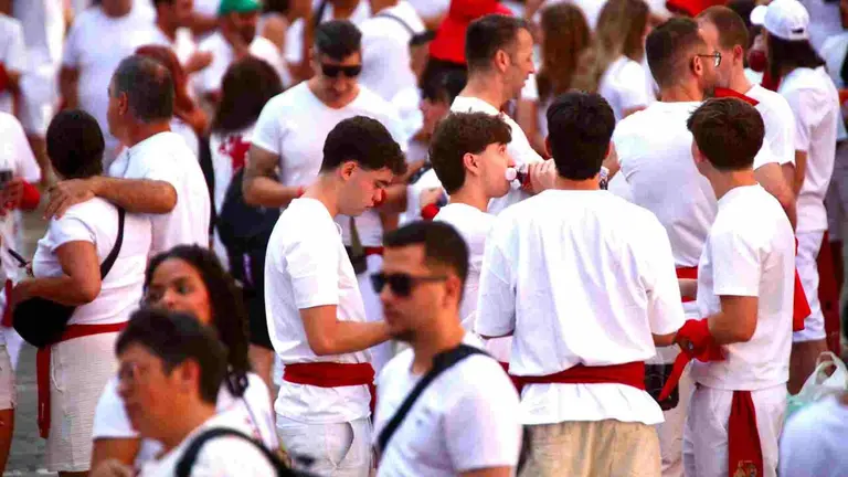 Gente esperando el Chupinazo de San Fermín 2026 en la plaza del Ayuntamiento. ÍÑIGO ALZUGARAY
