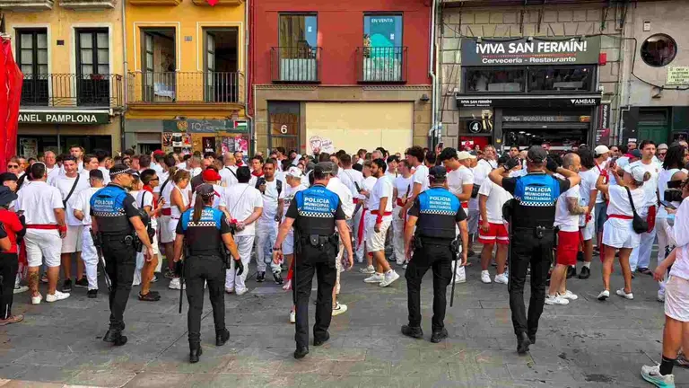 La Policía Municipal de Pamplona comienza a desalojar la Plaza del Ayuntamiento antes del Chupinazo de San Fermín 2026. PABLO LASAOSA