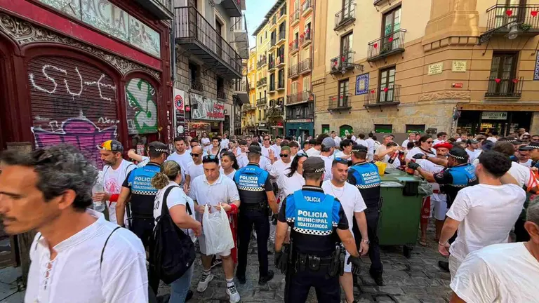 Control de acceso a la Plaza Consistorial antes del Chupinazo de San Fermín 2026. PABLO LASAOSA