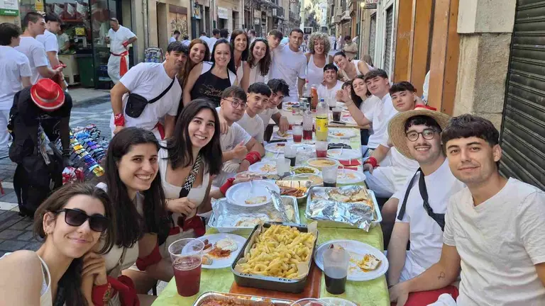 Almuerzos antes del Chupinazo de San Fermín 2026. JOSÉ MIGUEL MONTES