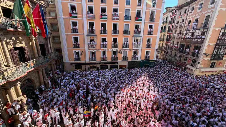 Plaza del Ayuntamiento de Pamplona a una hora y cuarto antes del Chupinazo de San Fermín 2026. PABLO lASAOSA