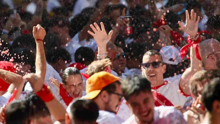 Chupinazo de San Fermín 2026 en la Plaza del Ayuntamiento de Pamplona. ÍÑIGO ALZUGARAY