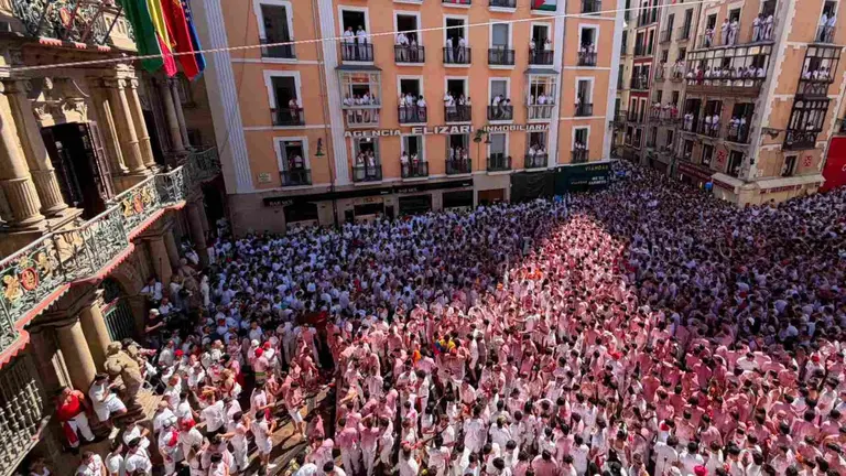 Plaza del Ayuntamiento a una hora del Chupinazo de San Fermín 2026. PABLO LASAOSA