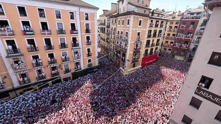 Plaza del Ayuntamiento a 35 minutos del Chupinazo de San Fermín 2026. PABLO LASAOSA