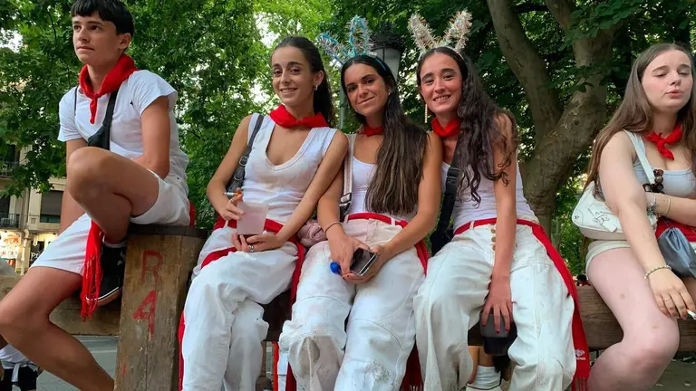 Un grupo esperando en el vallado al primer encierro de San Fermín.