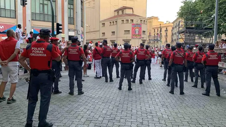 La Policía Foral, en el recorrido del encierro del 7 de julio en Pamplona.