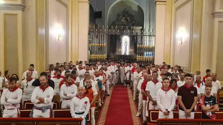 Bendición de los corredores del encierro ante San Fermín.