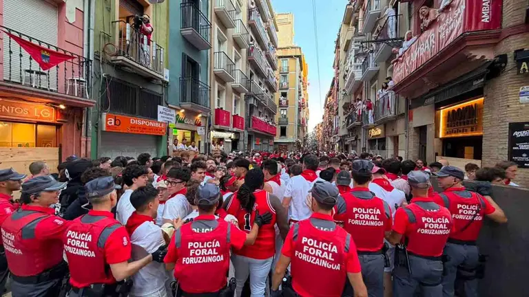 La Policía Foral desaloja la calle Estafeta a la altura de la calle Tejería.
