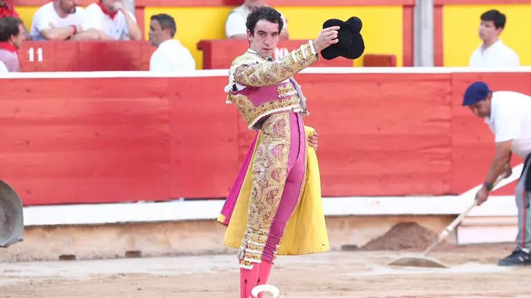El torero Víctor Hernández en la primera corrida de San Fermín, con toros de Fuente Ymbro. LA MECA
