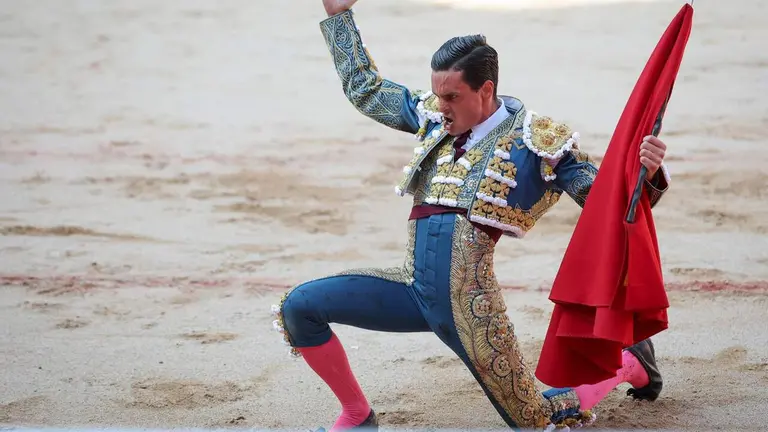 El torero David Galván tras la lidia a su primer toro de la tarde en la cuarta de abono de la Feria del Toro de los Sanfermines 2026 con toros de la ganadería gaditana de Cebada Gago y en la que comparte cartel con los diestros Román y Manuel Diosleguarde. EFE/ J. P. Urdíroz