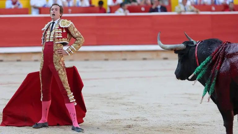 El torero Román durante la lidia a su primer toro de la tarde en la cuarta de abono de la Feria del Toro de los Sanfermines 2026 con toros de la ganadería gaditana de Cebada Gago y en la que comparte cartel con los matadores David Galván y Manuel Diosleguarde. EFE/ J. P. Urdíroz