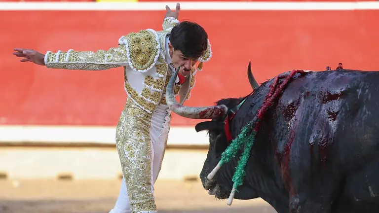 El diestro Manuel Diosleguarde durante la lidia a su primer toro de la tarde en la cuarta de abono de la Feria del Toro de los Sanfermines 2026 con toros de la ganadería gaditana de Cebada Gago y en la que comparte cartel con los matadores David Galván y Román. EFE/ J. P. Urdíroz
