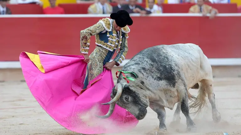 El torero David Galván durante la lidia a su segundo toro de la tarde en la cuarta de abono de la Feria del Toro de los Sanfermines 2026 con toros de la ganadería gaditana de Cebada Gago y en la que comparte cartel con los diestros Román y Manuel Diosleguarde. EFE/ J. P. Urdíroz