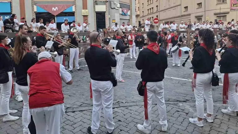 La banda del Maestro Bravo ameniza la espera en las calles del encierro.