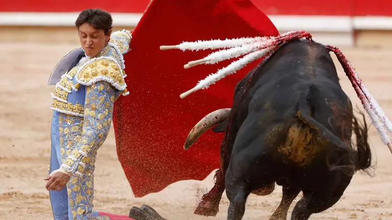El torero peruano Andrés Roca Rey lidia un toro este jueves, durante la Feria del Toro 2026 de Pamplona, en el marco de la celebración de los Sanfermines. EFE/ Jesús Diges