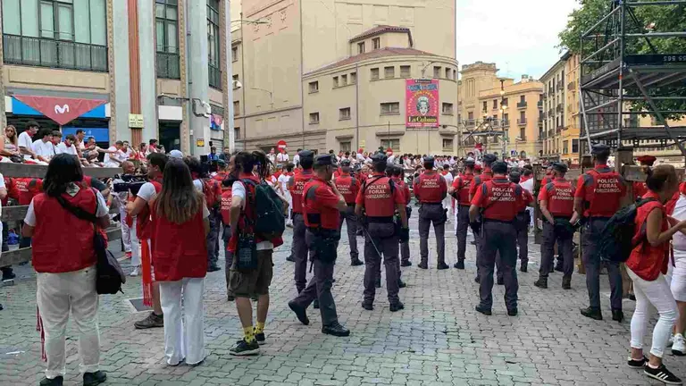 La Policía Foral retira del recorrido a todo los que no van a participar en el encierro. PATXI CERVANTES