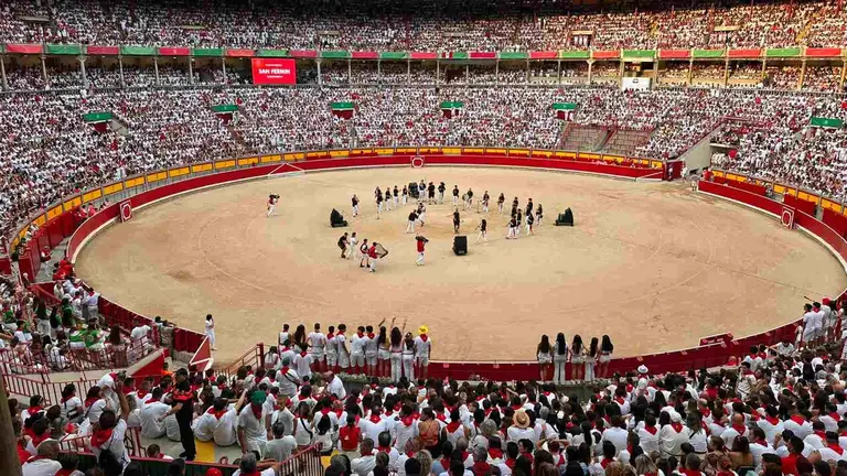 Plaza de toros de Pamplona en la previa del cuarto encierro de San Fermín con toros de ÁLvaro Núñez. I.M.