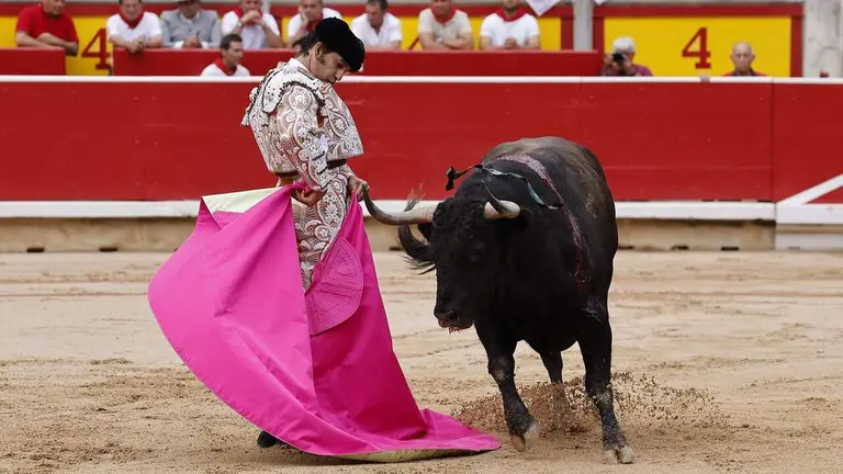 El torero sevillano Morante de la Puebla durante la lidia a su primer toro de la tarde en la sexta de abono de la Feria del Toro de los Sanfermines 2026 con toros de la ganadería gaditana de Álvaro Núñez y en la que comparte cartel con los diestros Borja Jiménez y Pablo Aguado. EFE/ Villar López