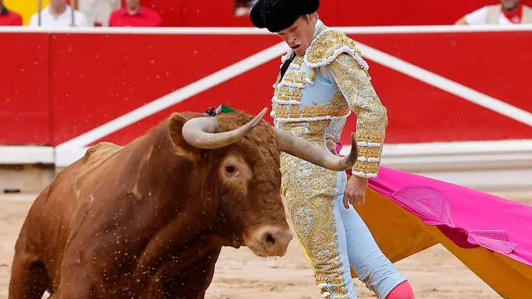 El torero sevillano Borja Jiménez durante la lidia a su primer toro de la tarde en la sexta de abono de la Feria del Toro de los Sanfermines 2026 con toros de la ganadería gaditana de Álvaro Núñez y en la que comparte cartel con los diestros Morante de la Puebla y Pablo Aguado. EFE/ Villar López
