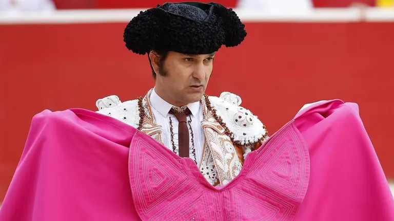 El torero sevillano Morante de la Puebla durante la lidia a su segundo toro de la tarde en la sexta de abono de la Feria del Toro de los Sanfermines 2026 con toros de la ganadería gaditana de Álvaro Núñez y en la que comparte cartel con los diestros Borja Jiménez y Pablo Aguado. EFE/ Villar López
