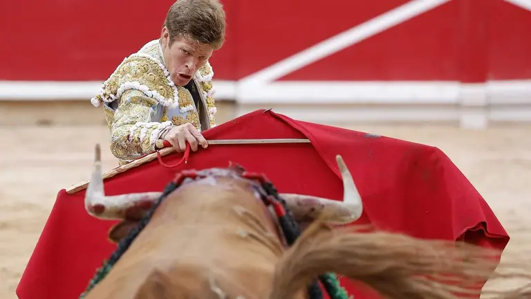 El torero sevillano Borja Jiménez durante la lidia a su segundo toro de la tarde en la sexta de abono de la Feria del Toro de los Sanfermines 2026 con toros de la ganadería gaditana de Álvaro Núñez y en la que comparte cartel con los diestros Morante de la Puebla y Pablo Aguado. EFE/ Villar López