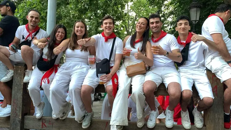 Varias personas esperan al encierro de este sábado,11 de julio, en Pamplona.