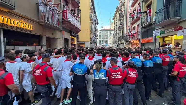 La policía despeja la calle Estafeta a la altura de la calle Tejería.