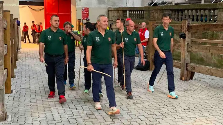 Los pastores van a tomar sus puestos en el recorrido.