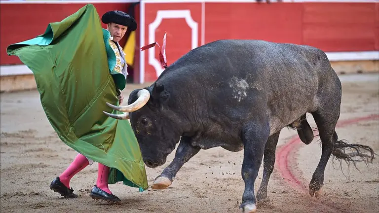 El torero Antonio Ferrera recibe con el capote a su primer toro de la tarde en la séptima de abono de la Feria del Toro de los Sanfermines 2026 con toros de la ganadería abulense de José Escolar y en la que comparte cartel con los diestros Juan de Castilla e Isaac Fonseca. EFE/ Daniel Fernández