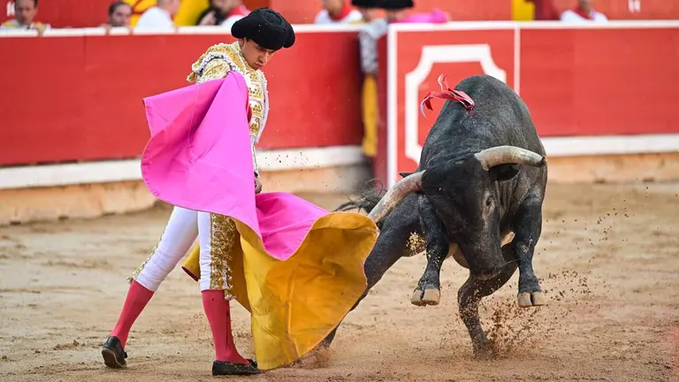 El torero Juan de Castilla recibe con el capote a su primer toro de la tarde en la séptima de abono de la Feria del Toro de los Sanfermines 2026 con toros de la ganadería abulense de José Escolar y en la que comparte cartel con los diestros Antonio Ferrera e Isaac Fonseca. EFE/ Daniel Fernández