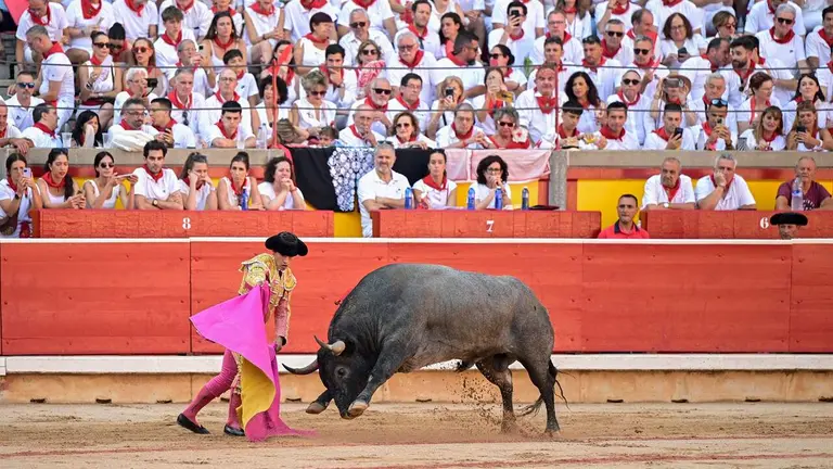 El torero Isaaac Fonseca durante la lidia a su primer toro de la tarde en la séptima de abono de la Feria del Toro de los Sanfermines 2026 con toros de la ganadería abulense de José Escolar y en la que comparte cartel con los diestros Antonio Ferrera y Juan de Castilla. EFE/ Daniel Fernández