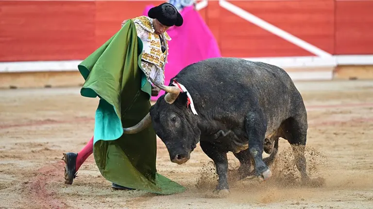 El torero Antonio Ferrera durante la lidia a su segundo toro de la tarde en la séptima de abono de la Feria del Toro de los Sanfermines 2026 con toros de la ganadería abulense de José Escolar y en la que comparte cartel con los diestros Juan de Castilla e Isaaac Fonseca. EFE/ Daniel Fernández