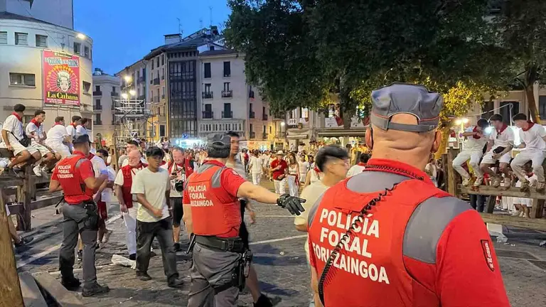 La Policía Foral trabaja en las calles del encierro desde antes del amanecer.