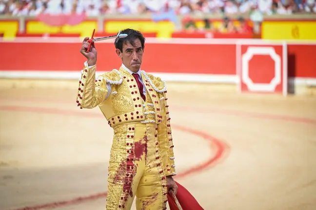 El torero Jiménez Fortes durante la lidia a su primer toro de la tarde en la octava de abono de la Feria del Toro de los Sanfermines 2026 con toros de la ganadería gaditana de La Palmosilla y en la que comparte cartel con los diestros Fernando Adrián y Samuel Navalón. EFE/ Daniel Fernández.