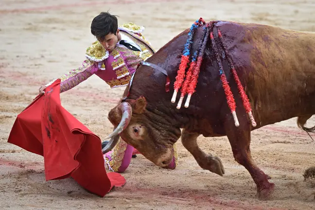 El torero Samuel Navalón durante durante la lidia a su primer toro de la tarde en la octava de abono de la Feria del Toro de los Sanfermines 2026 con toros de la ganadería gaditana de La Palmosilla y en la que comparte cartel con los diestros Jiménez Fortes y Fernando Adrián. EFE/ Daniel Fernández.
