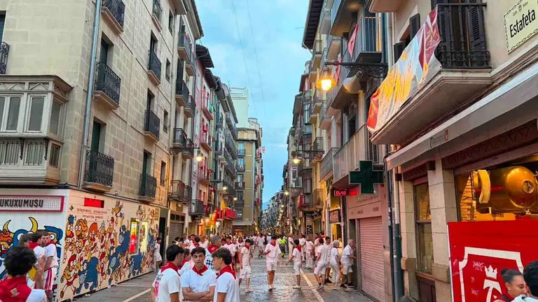 Así está el recorrido del encierro de San Fermín a una hora de que comience el penúltimo encierro con toros de Miura.