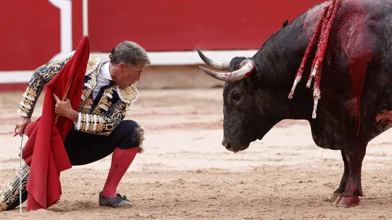 El diestro Manuel Escribano lidia un toro este lunes, durante las Fiestas de San Fermín en la Plaza de Toros de Pamplona. EFE/ Jesús Diges