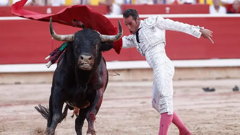 El diestro Pepe Moral lidia un toro este lunes, durante las Fiestas de San Fermín en la Plaza de Toros de Pamplona. EFE/ Jesús Diges